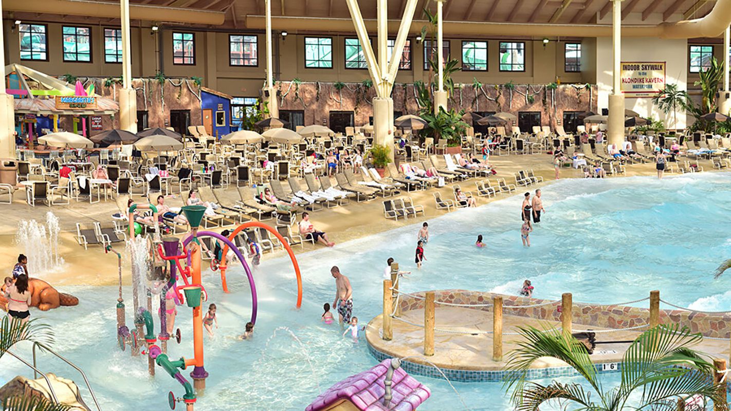 WildernessWisconsinDellsindoorwaterparkresortwavepool-9bd16aeb1e1540e69365812a85863949